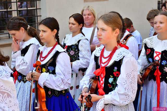 [FOTO] Wierni przeszli w procesji z okazji Bożego Ciała. Świętowanie zwieńczył Parafialny Festyn Rodzinny