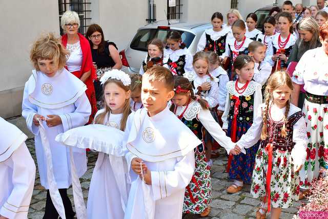[FOTO] Wierni przeszli w procesji z okazji Bożego Ciała. Świętowanie zwieńczył Parafialny Festyn Rodzinny