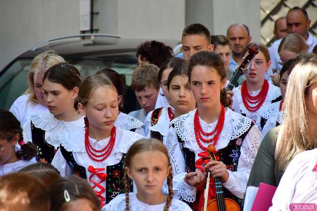 [FOTO] Wierni przeszli w procesji z okazji Bożego Ciała. Świętowanie zwieńczył Parafialny Festyn Rodzinny