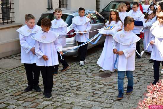 [FOTO] Wierni przeszli w procesji z okazji Bożego Ciała. Świętowanie zwieńczył Parafialny Festyn Rodzinny