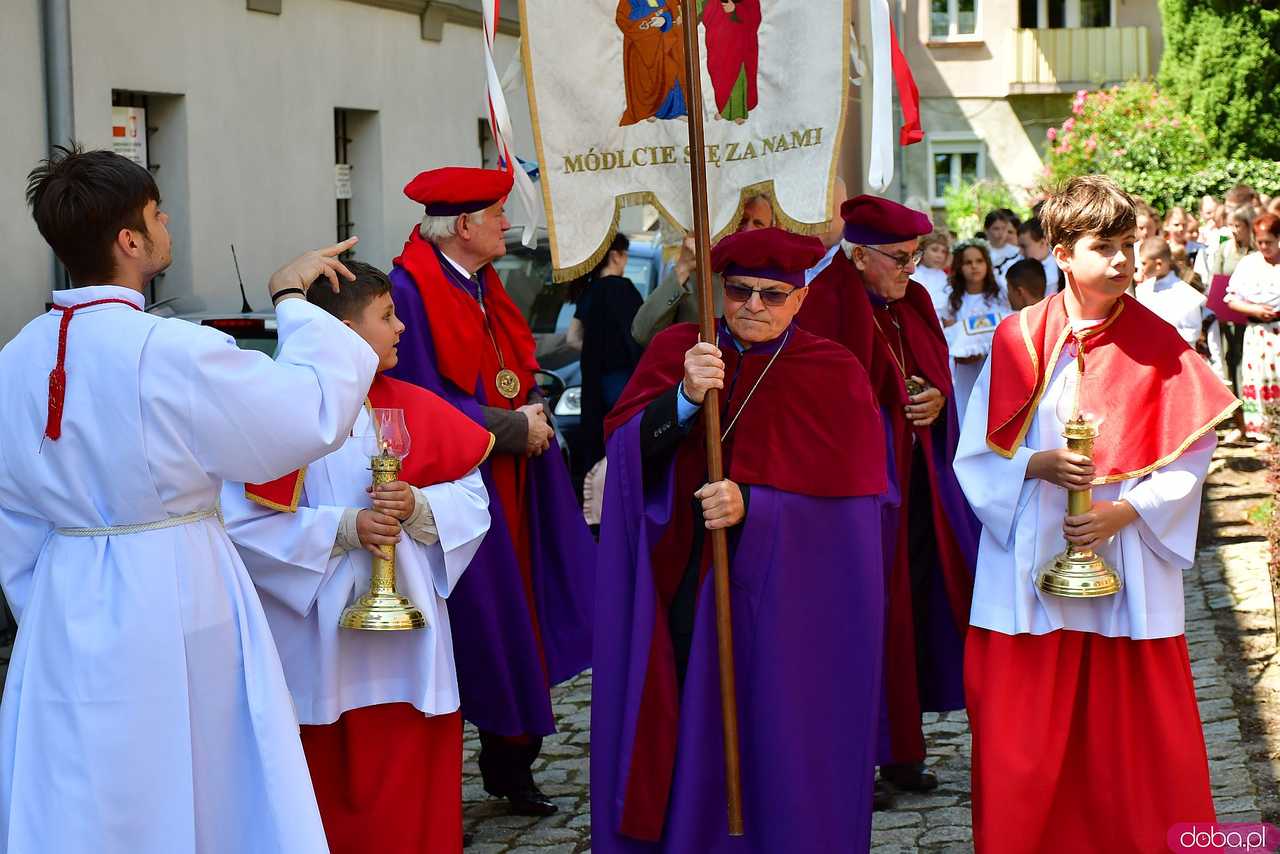 [FOTO] Wierni przeszli w procesji z okazji Bożego Ciała. Świętowanie zwieńczył Parafialny Festyn Rodzinny