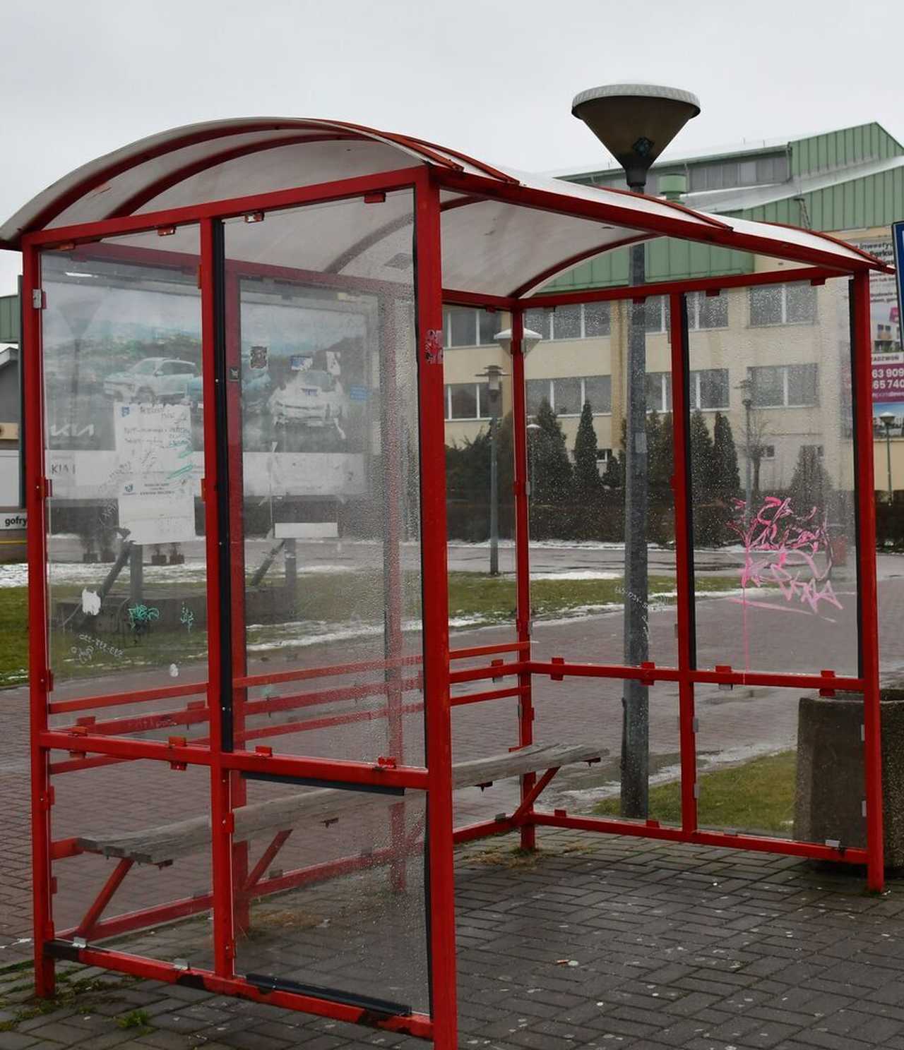 [FOTO] W mieście powstaje pięć inteligentnych przystanków i nowa wiata dla młodzieży. Inwestycja pochłonie 2 mln złotych