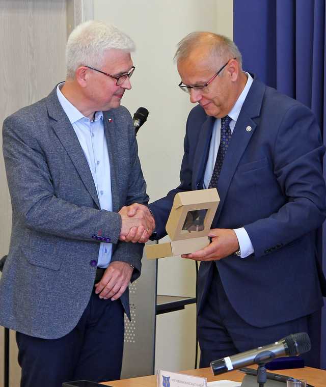 [FOTO] Już po raz piętnasty przyznano absolutorium wójtowi gminy Dobromierz. Przedstawiono również raport o stanie gminy