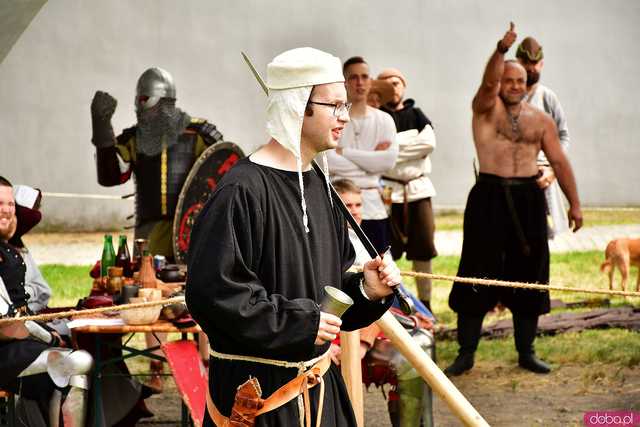 [FOTO] Rycerskie pojedynki, turniej szachowy i pokaz ognia. Ruszył XII Turniej Rycerski w Strzegomiu