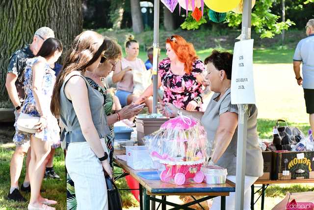 [FOTO] Zbierają środki na leczenie Amelki. Trwa Piknik Rodzinny w Śmiałowicach
