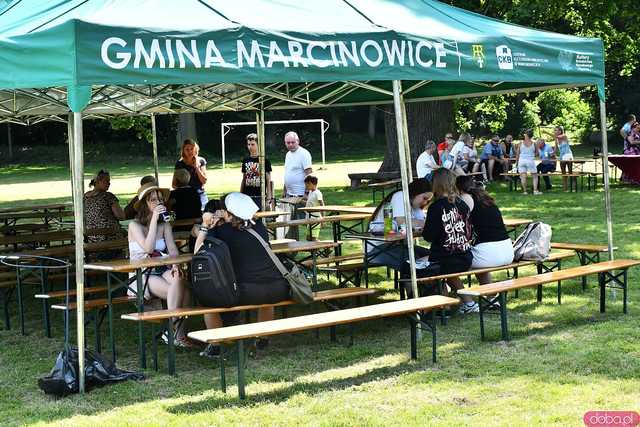 [FOTO] Zbierają środki na leczenie Amelki. Trwa Piknik Rodzinny w Śmiałowicach