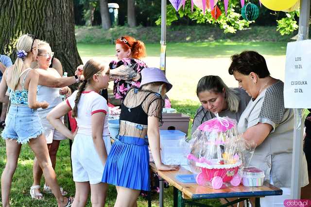 [FOTO] Zbierają środki na leczenie Amelki. Trwa Piknik Rodzinny w Śmiałowicach