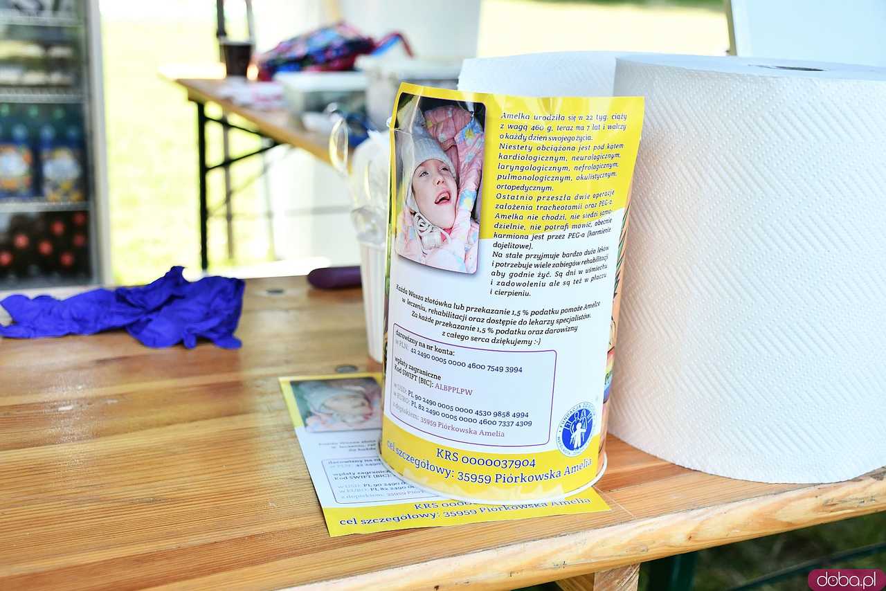 [FOTO] Zbierają środki na leczenie Amelki. Trwa Piknik Rodzinny w Śmiałowicach