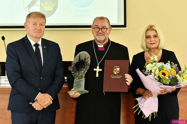 [FOTO] Dziś już nie wyobrażam sobie życia bez Świdnicy. Biskup Waldemar Pytel z tytułem Honorowego Obywatela Miasta
