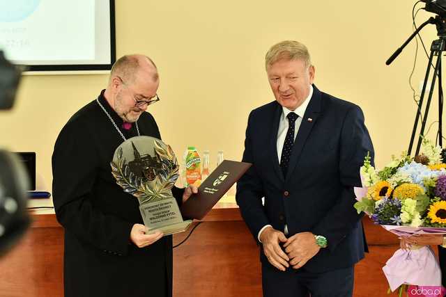 [FOTO] Dziś już nie wyobrażam sobie życia bez Świdnicy. Biskup Waldemar Pytel z tytułem Honorowego Obywatela Miasta