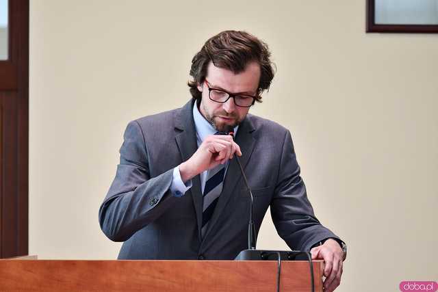[FOTO] Prezydent Świdnicy z wotum zaufania i absolutorium. Żaden chodnik w mieście nie jest ani platformerski, ani pisowski, ani lewicowy