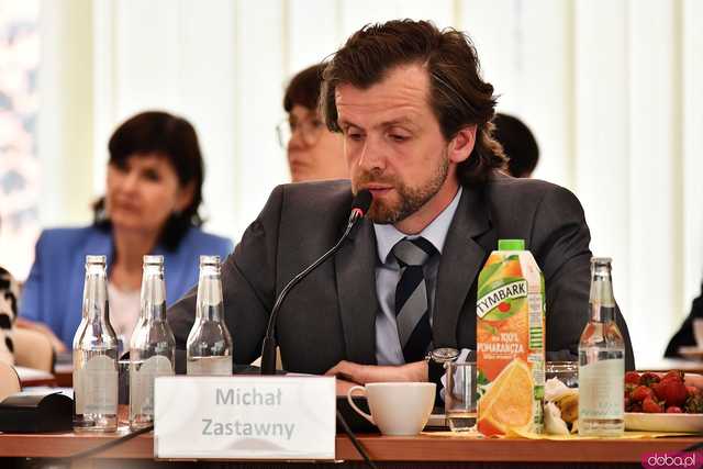 [FOTO] Prezydent Świdnicy z wotum zaufania i absolutorium. Żaden chodnik w mieście nie jest ani platformerski, ani pisowski, ani lewicowy