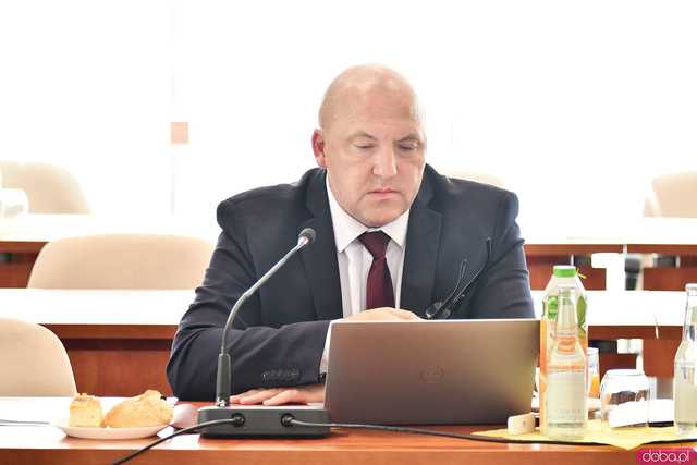 [FOTO] Prezydent Świdnicy z wotum zaufania i absolutorium. Żaden chodnik w mieście nie jest ani platformerski, ani pisowski, ani lewicowy
