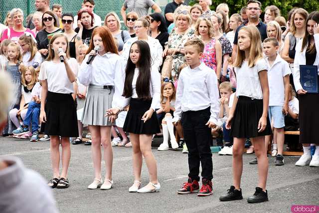 [WIDEO/FOTO] Uczniowie szóstki pożegnali rok szkolny i dotychczasową dyrektor