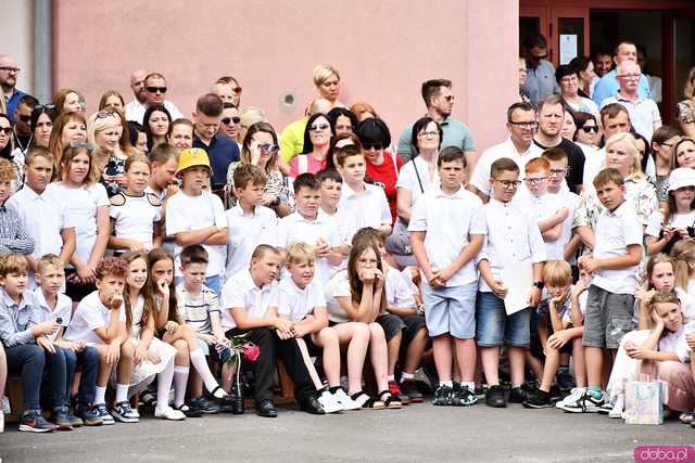[WIDEO/FOTO] Uczniowie szóstki pożegnali rok szkolny i dotychczasową dyrektor