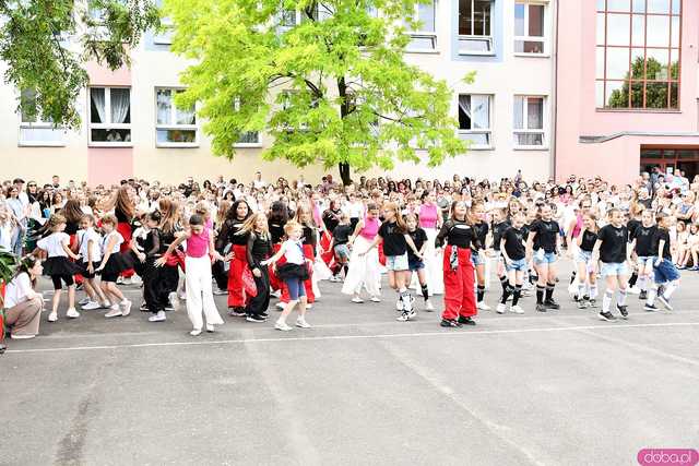 [WIDEO/FOTO] Uczniowie szóstki pożegnali rok szkolny i dotychczasową dyrektor