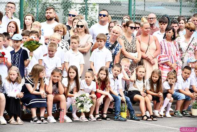 [WIDEO/FOTO] Uczniowie szóstki pożegnali rok szkolny i dotychczasową dyrektor