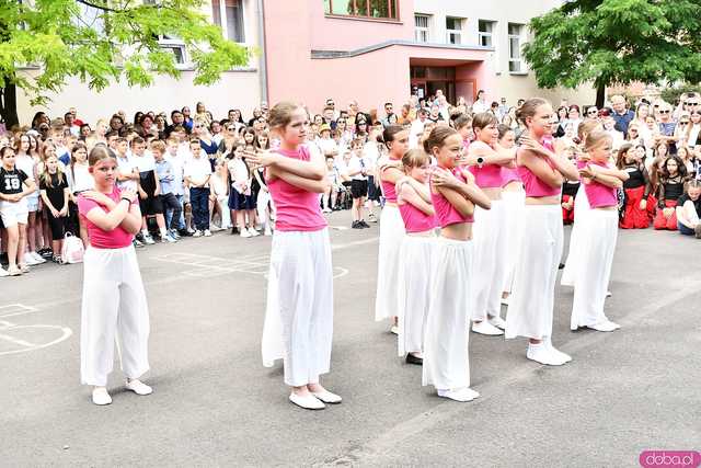 [WIDEO/FOTO] Uczniowie szóstki pożegnali rok szkolny i dotychczasową dyrektor