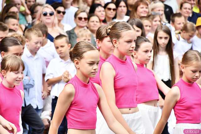 [WIDEO/FOTO] Uczniowie szóstki pożegnali rok szkolny i dotychczasową dyrektor