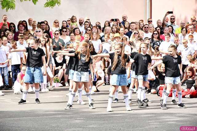 [WIDEO/FOTO] Uczniowie szóstki pożegnali rok szkolny i dotychczasową dyrektor
