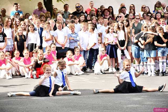 [WIDEO/FOTO] Uczniowie szóstki pożegnali rok szkolny i dotychczasową dyrektor