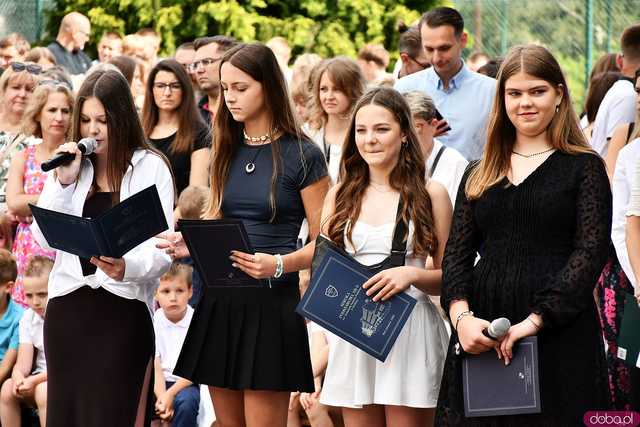 [WIDEO/FOTO] Uczniowie szóstki pożegnali rok szkolny i dotychczasową dyrektor
