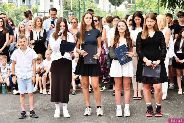[WIDEO/FOTO] Uczniowie szóstki pożegnali rok szkolny i dotychczasową dyrektor