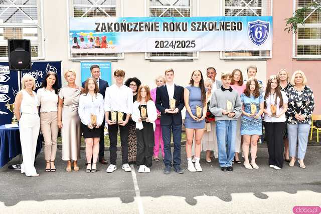 [WIDEO/FOTO] Uczniowie szóstki pożegnali rok szkolny i dotychczasową dyrektor