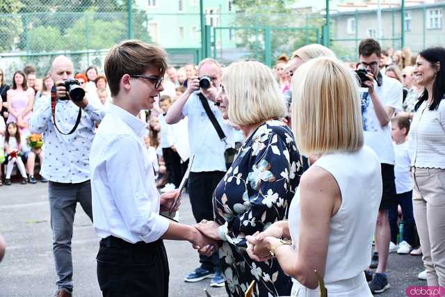 [WIDEO/FOTO] Uczniowie szóstki pożegnali rok szkolny i dotychczasową dyrektor