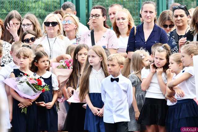 [WIDEO/FOTO] Uczniowie szóstki pożegnali rok szkolny i dotychczasową dyrektor