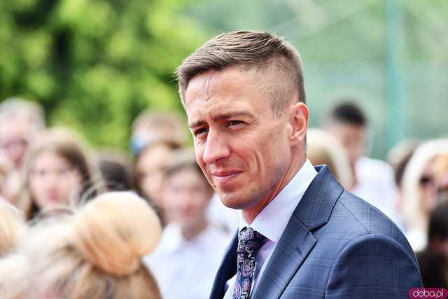 [WIDEO/FOTO] Uczniowie szóstki pożegnali rok szkolny i dotychczasową dyrektor