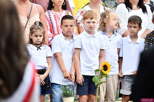 [WIDEO/FOTO] Uczniowie szóstki pożegnali rok szkolny i dotychczasową dyrektor
