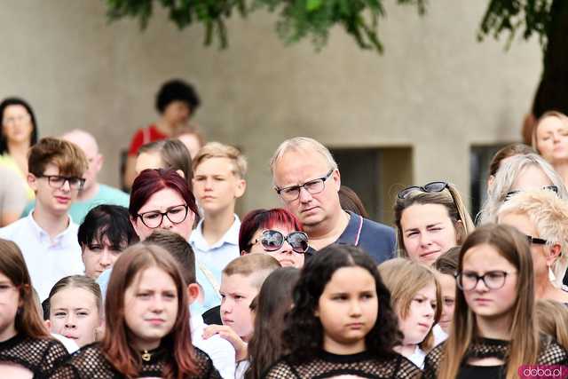 [WIDEO/FOTO] Uczniowie szóstki pożegnali rok szkolny i dotychczasową dyrektor