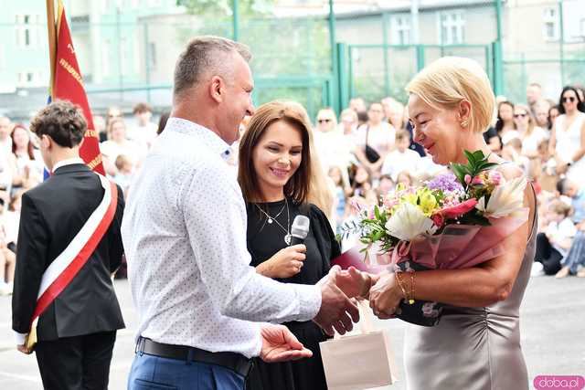 [WIDEO/FOTO] Uczniowie szóstki pożegnali rok szkolny i dotychczasową dyrektor
