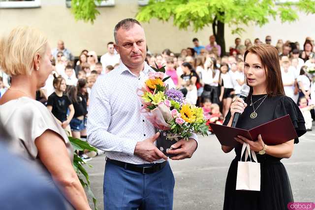 [WIDEO/FOTO] Uczniowie szóstki pożegnali rok szkolny i dotychczasową dyrektor
