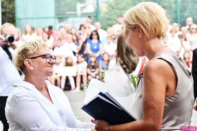 [WIDEO/FOTO] Uczniowie szóstki pożegnali rok szkolny i dotychczasową dyrektor