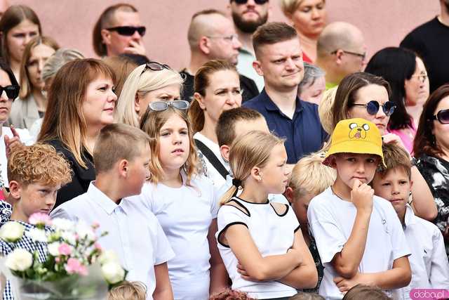 [WIDEO/FOTO] Uczniowie szóstki pożegnali rok szkolny i dotychczasową dyrektor