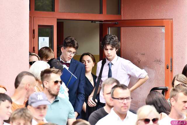 [WIDEO/FOTO] Uczniowie szóstki pożegnali rok szkolny i dotychczasową dyrektor