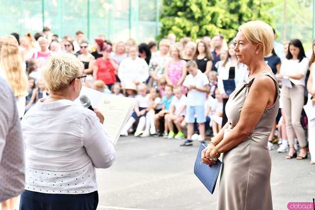 [WIDEO/FOTO] Uczniowie szóstki pożegnali rok szkolny i dotychczasową dyrektor