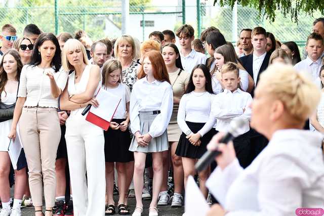 [WIDEO/FOTO] Uczniowie szóstki pożegnali rok szkolny i dotychczasową dyrektor