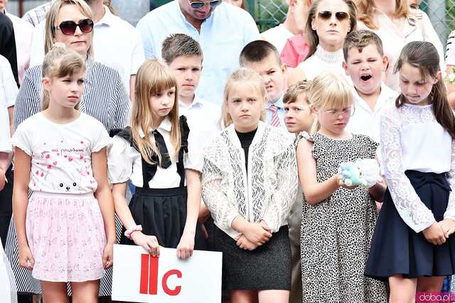 [WIDEO/FOTO] Uczniowie szóstki pożegnali rok szkolny i dotychczasową dyrektor