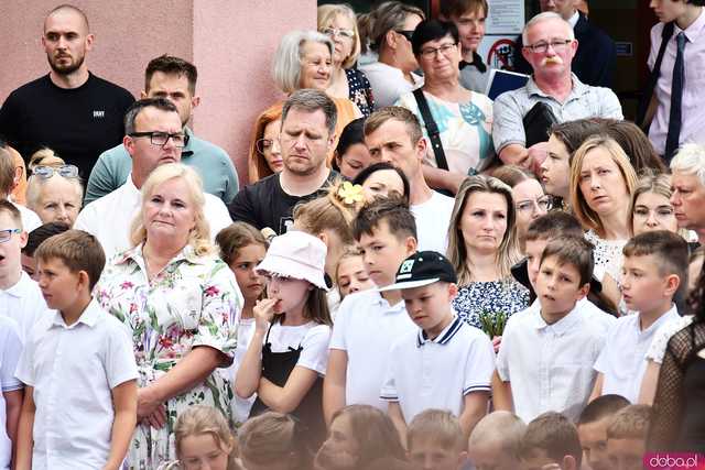 [WIDEO/FOTO] Uczniowie szóstki pożegnali rok szkolny i dotychczasową dyrektor