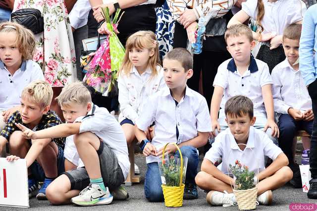 [WIDEO/FOTO] Uczniowie szóstki pożegnali rok szkolny i dotychczasową dyrektor