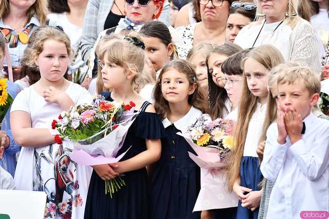 [WIDEO/FOTO] Uczniowie szóstki pożegnali rok szkolny i dotychczasową dyrektor
