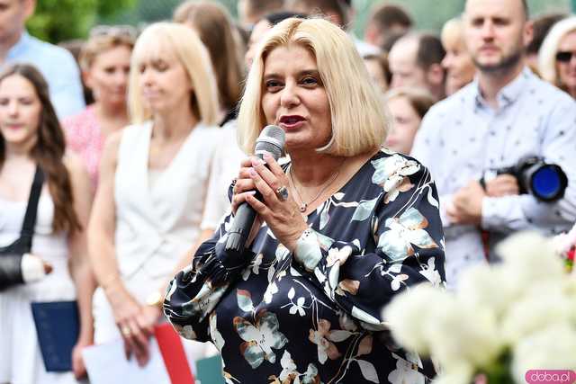 [WIDEO/FOTO] Uczniowie szóstki pożegnali rok szkolny i dotychczasową dyrektor