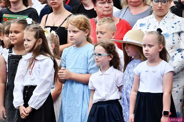 [WIDEO/FOTO] Uczniowie szóstki pożegnali rok szkolny i dotychczasową dyrektor