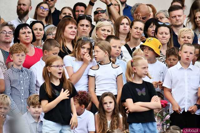 [WIDEO/FOTO] Uczniowie szóstki pożegnali rok szkolny i dotychczasową dyrektor