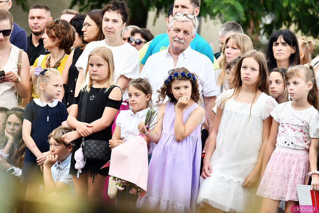 [WIDEO/FOTO] Uczniowie szóstki pożegnali rok szkolny i dotychczasową dyrektor