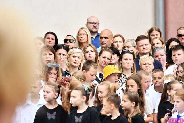 [WIDEO/FOTO] Uczniowie szóstki pożegnali rok szkolny i dotychczasową dyrektor