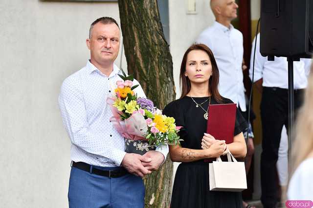 [WIDEO/FOTO] Uczniowie szóstki pożegnali rok szkolny i dotychczasową dyrektor